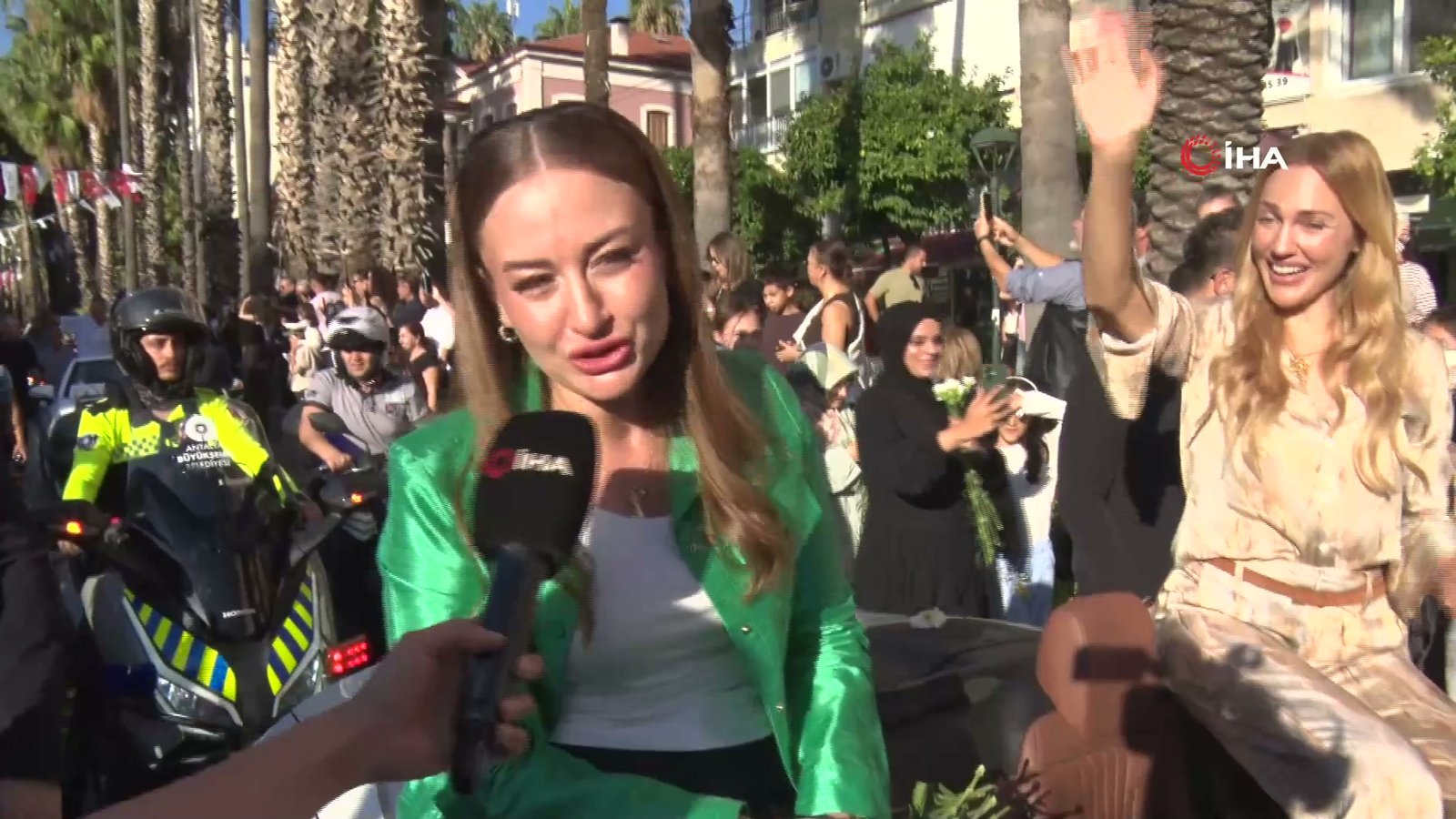 Antalya Büyükşehir Belediye Başkan Vekili Büşra Özdemir ve Meryem Uzerli aynı araçta yer aldı