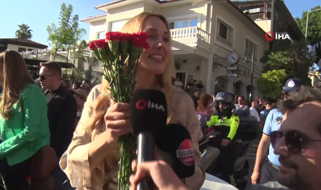 63. Altın Portakal Film Festivali'nin geleneksel kortejinde sanatçılar, Antalyalıların sevgi