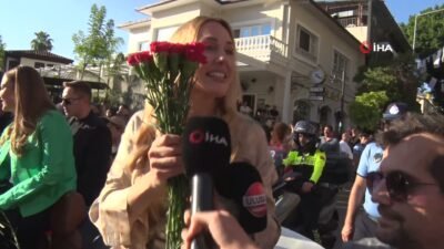 63. Altın Portakal Film Festivali'nin geleneksel kortejinde sanatçılar, Antalyalıların sevgi