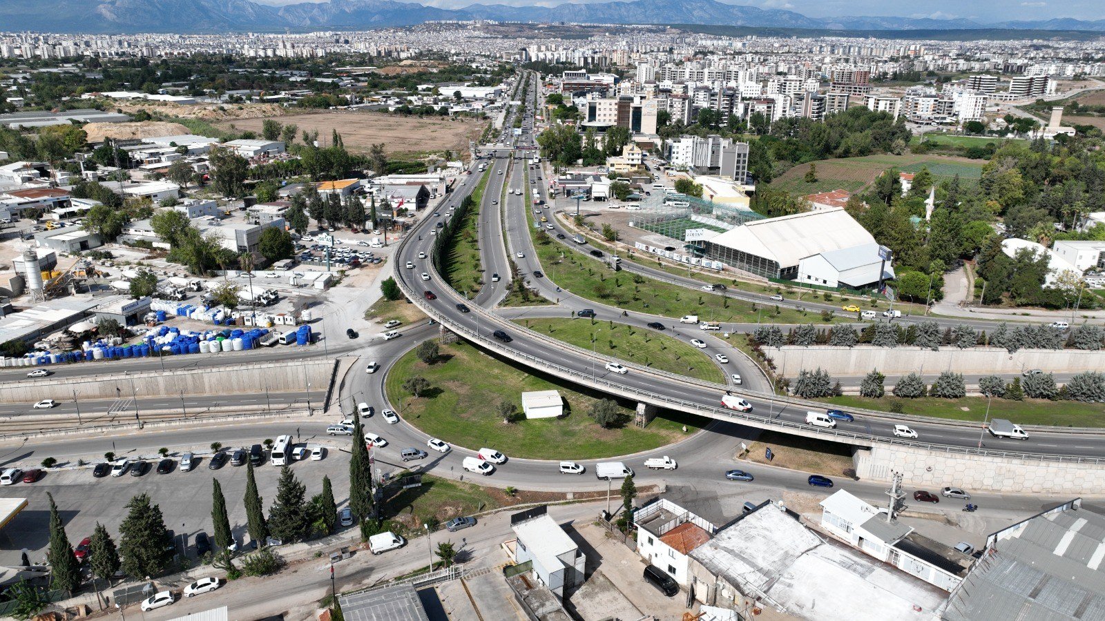 Antalya'da D-400 kara yolu üzerindeki kavşakta trafik