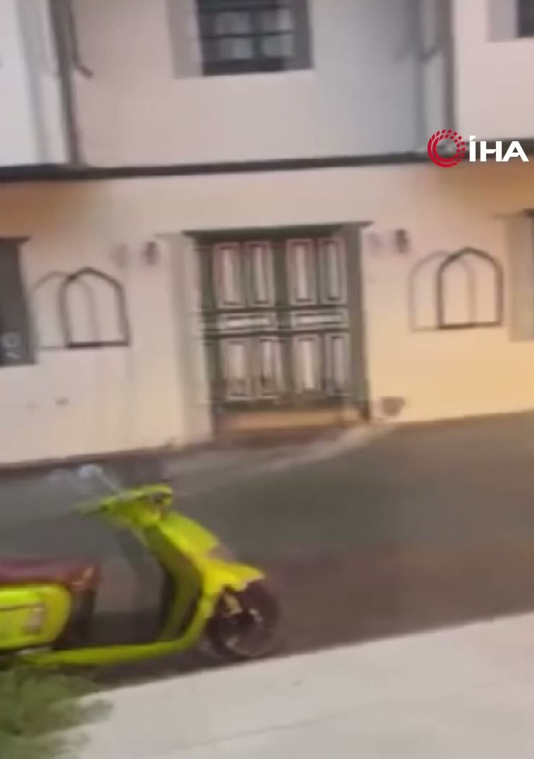 Tarihi sokaklarda akan yağmur suyu
