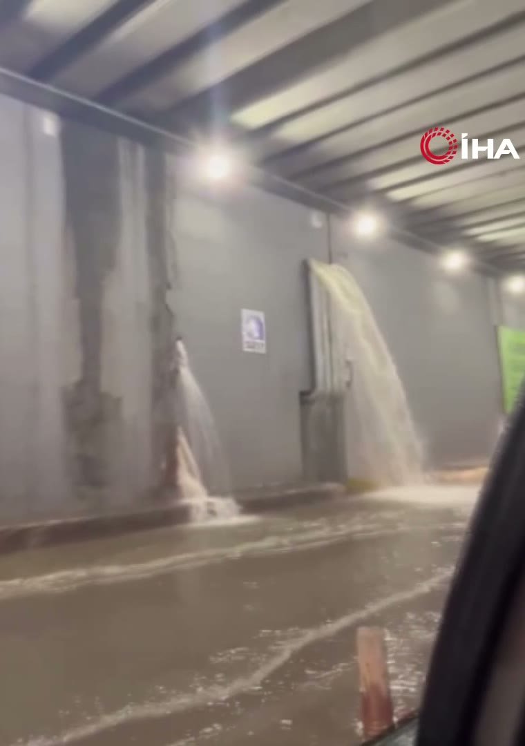 Alt geçitte duvarlardan akan yağmur suyu