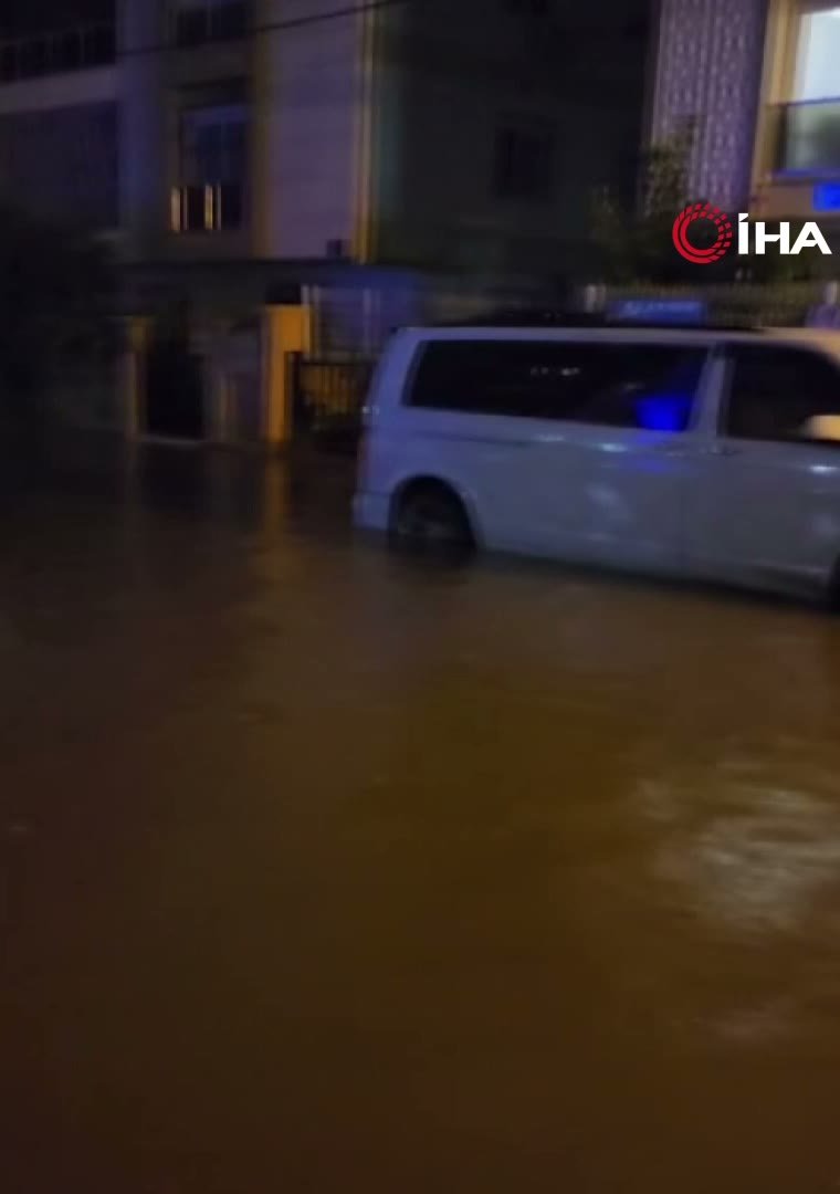 Suyun yükseldiği sokakta araçlar