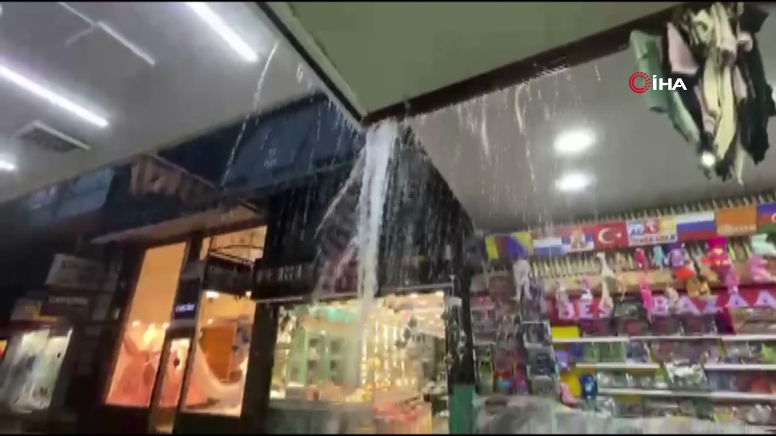Çarşıda tentelerden boşalan su