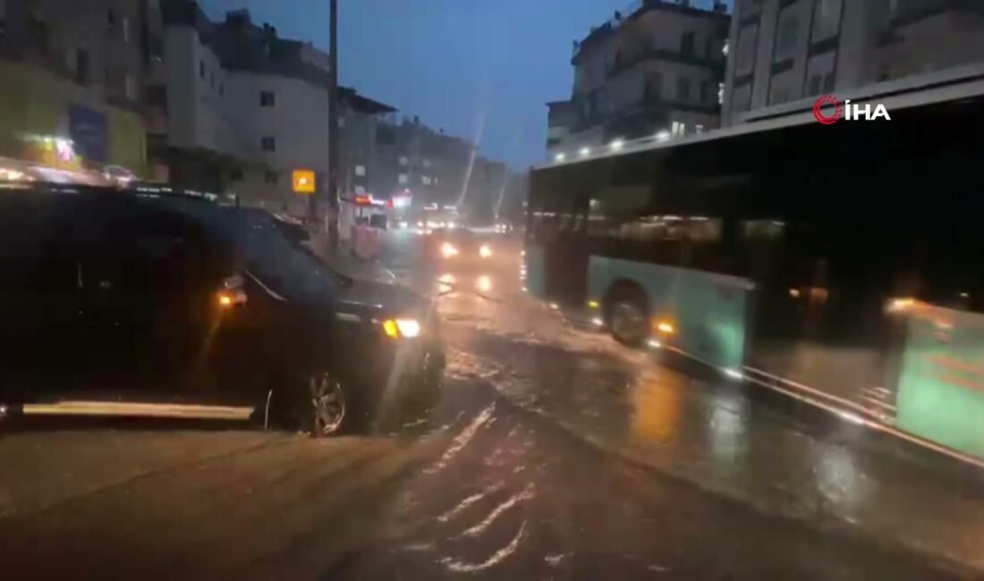 Antalya'da akşam etkili olan sağanakla alt geçitler suyla doldu, Kaleiçi'nde