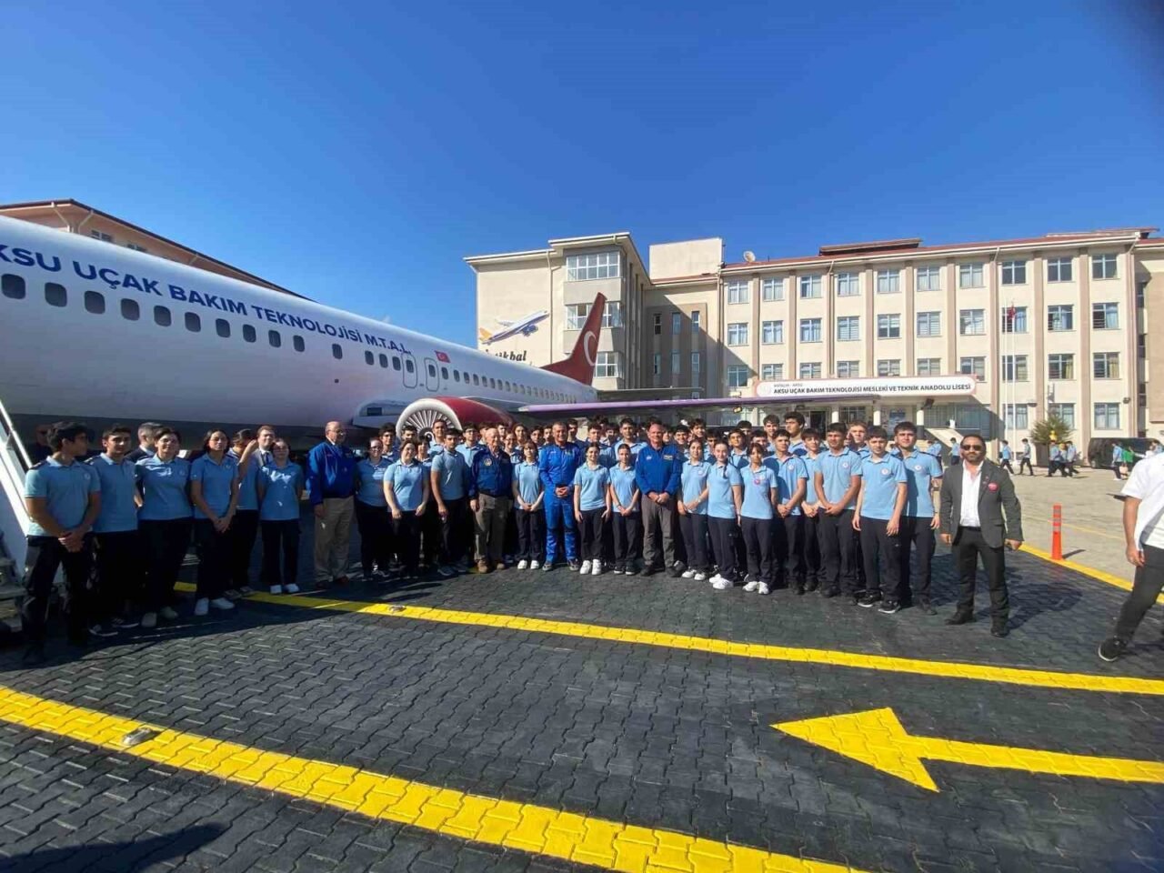 Aksu Uçak Okulu'nda dört astronot öğrencilerle buluştu