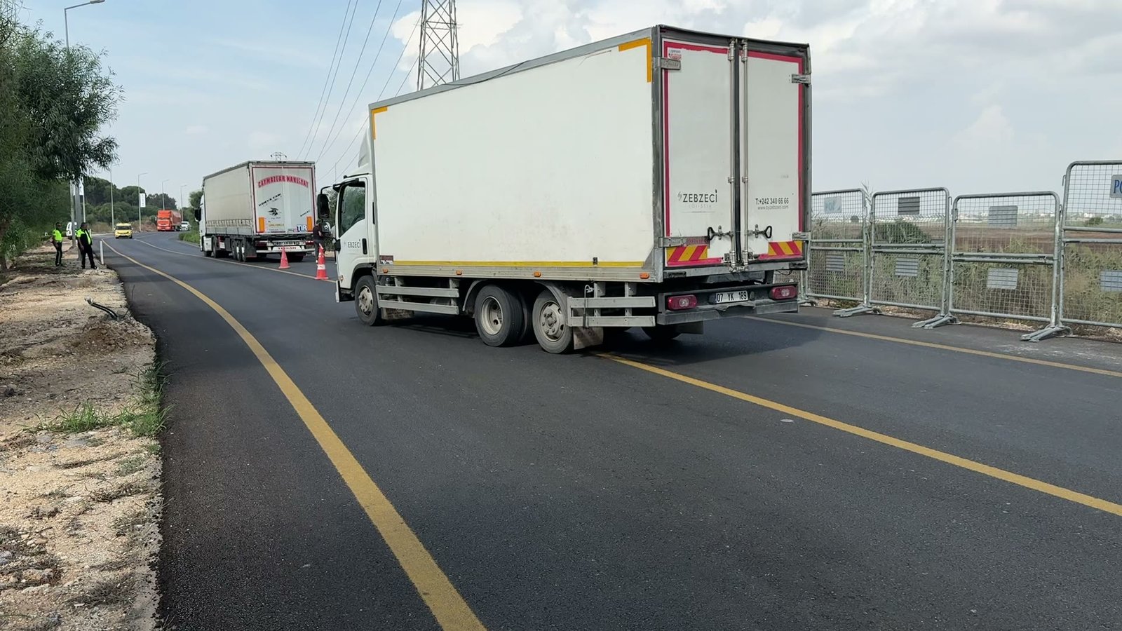 Bariyerler araçlarla bölgeye taşınıyor