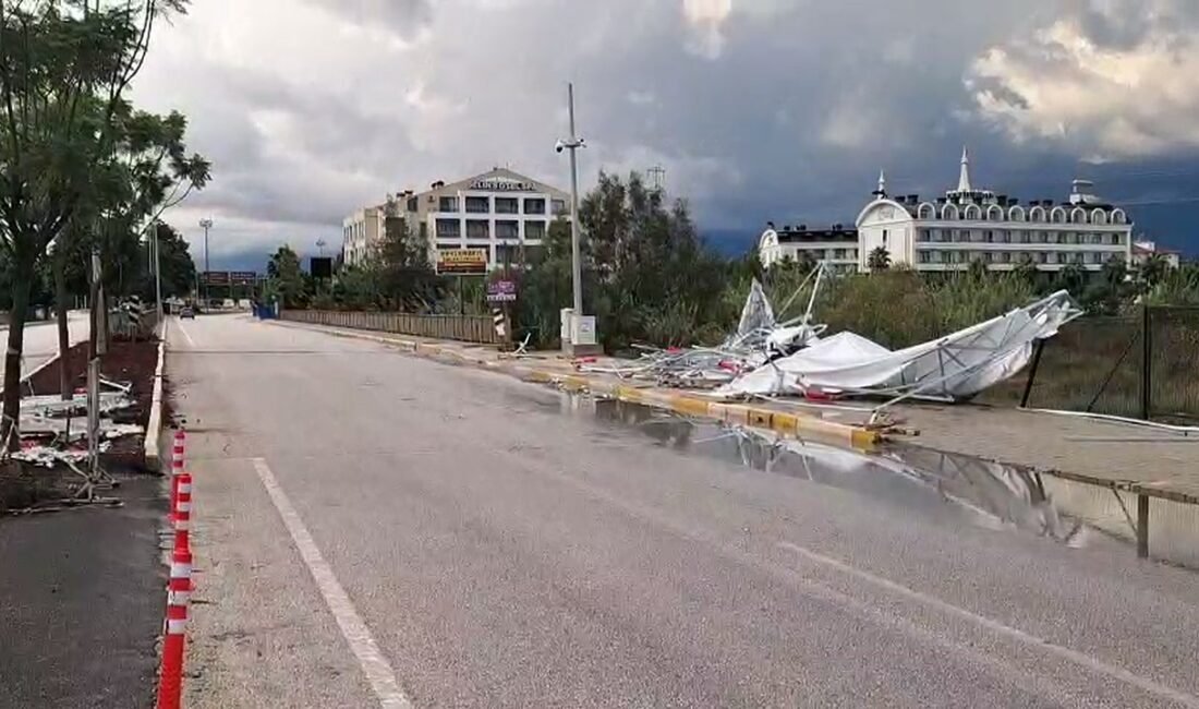 Serik ilçesine bağlı Belek Turizm Merkezi'nde turizm çalışanlarını taşıyan servis