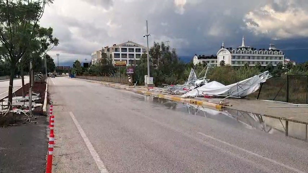 Belek Turizm Merkezi'nde servis aracının çarptığı COP31 güvenlik kontrol noktasının yıkılan demir kapısı