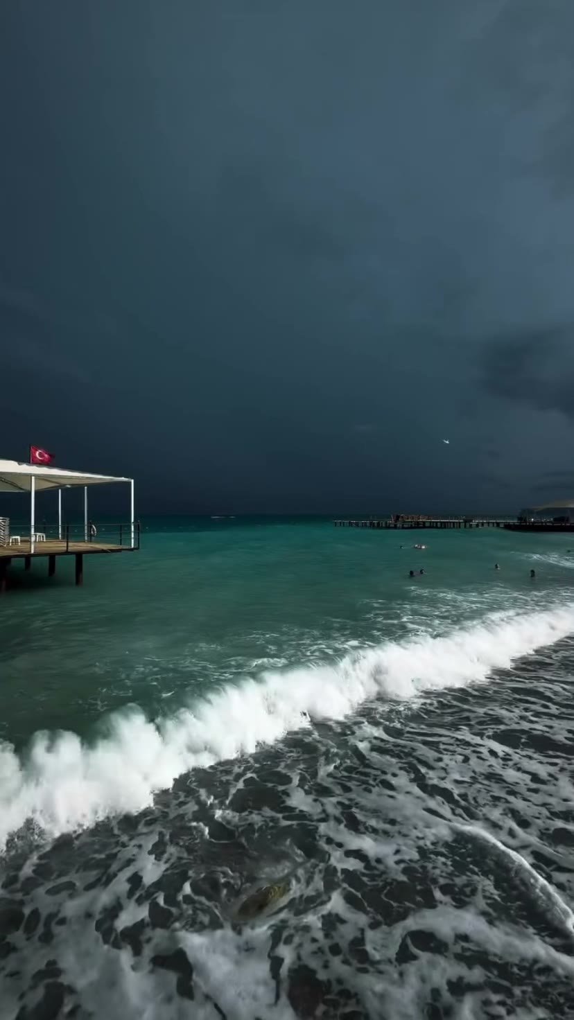 Belek'te dalgalı deniz