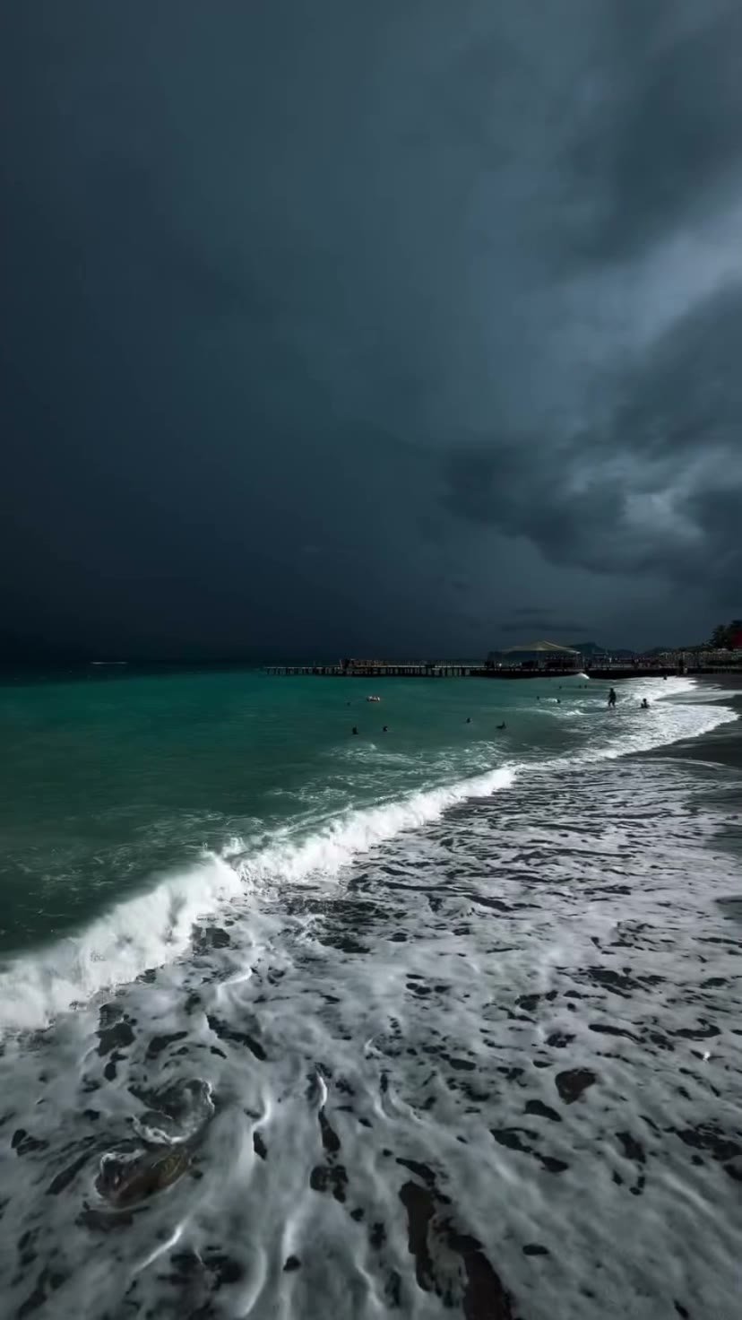 Kıyıya vuran dalgalar