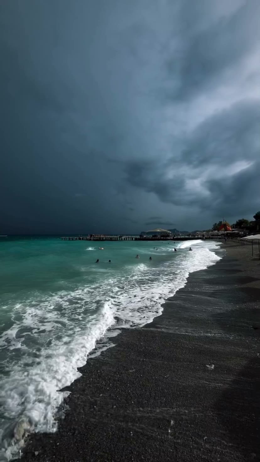 Koyu bulutlar altında Belek sahili