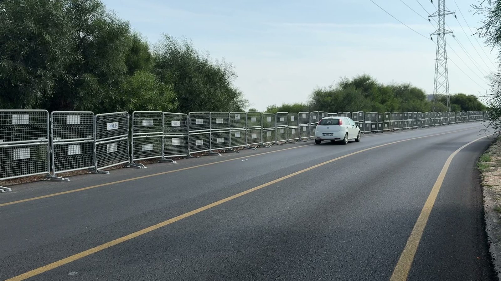 Belek Turizm Merkezi yolunda bariyer hattı