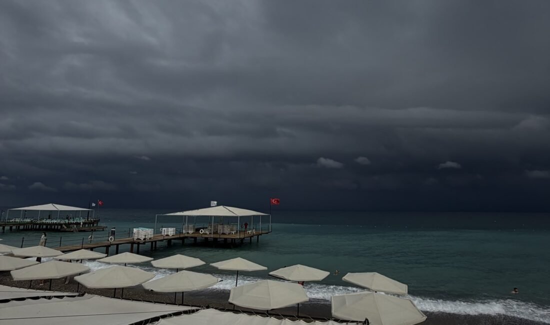 Serik ilçesine bağlı Belek'te yağmur bulutları sahilde görsel bir şölen