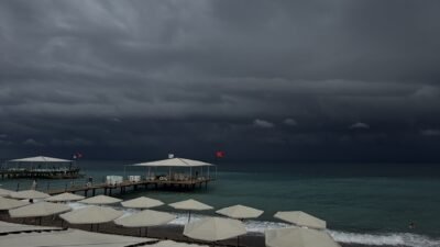 Serik ilçesine bağlı Belek'te yağmur bulutları sahilde görsel bir şölen