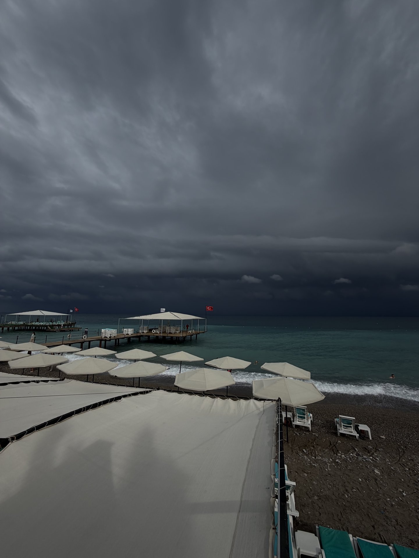 Belek sahilinde yağmur bulutlarının oluşturduğu atmosfer