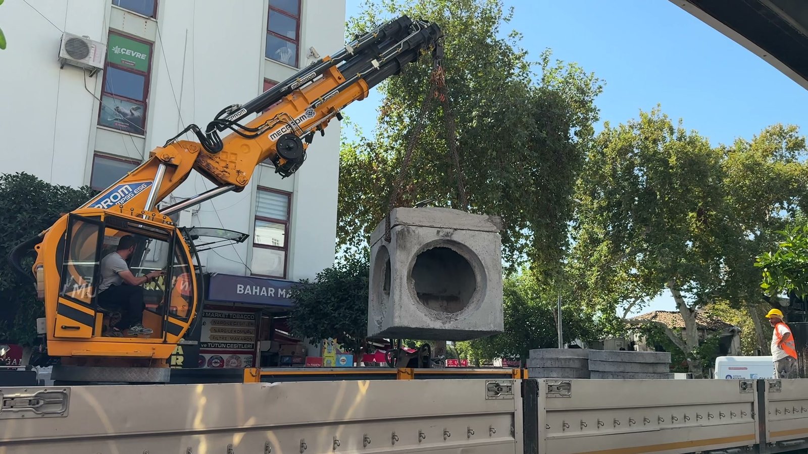 Çınaraltı Meydanı'ndaki altyapı çalışmasında vinçle indirilen beton eleman