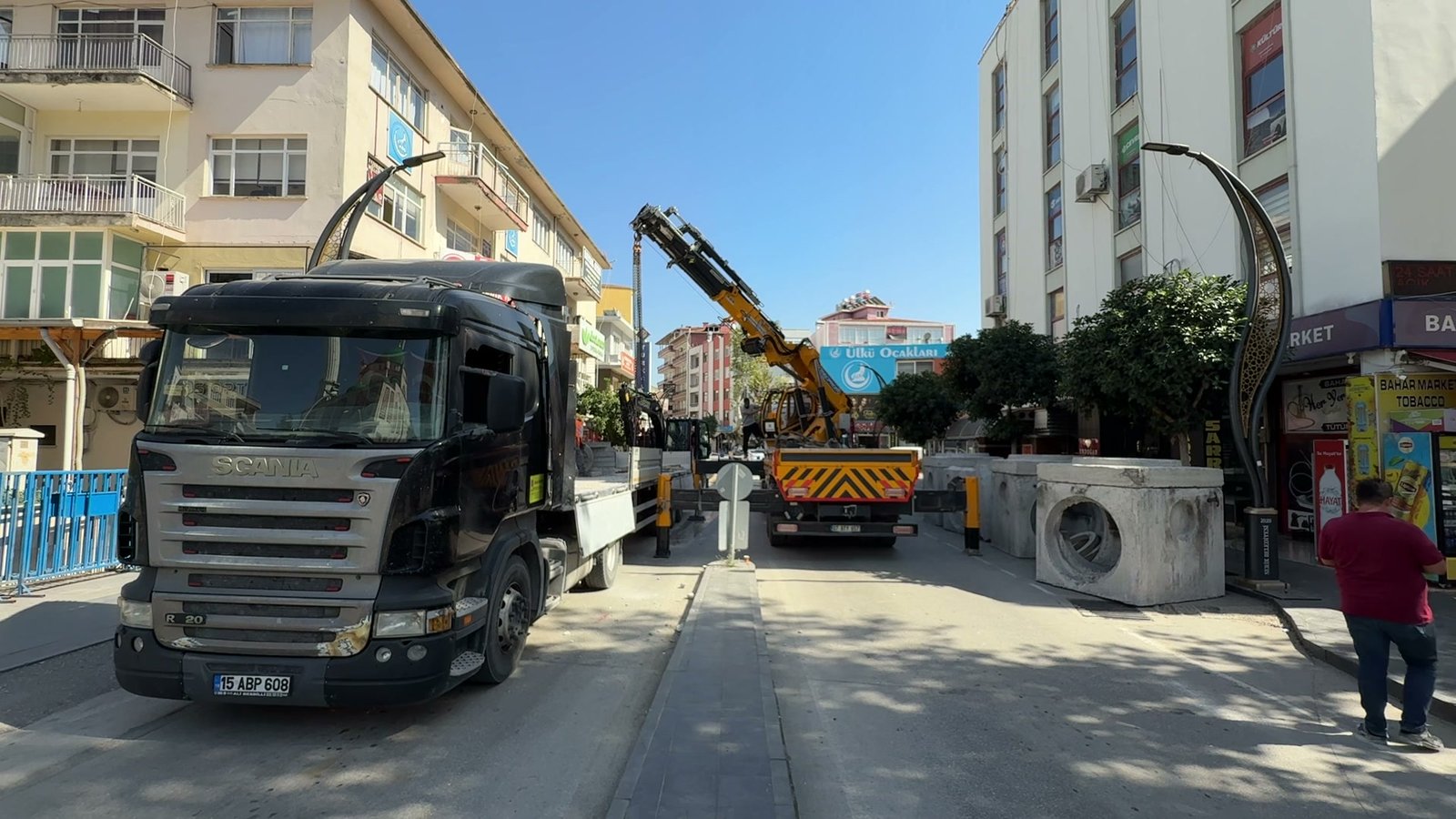 Çınaraltı Meydanı'ndaki çalışmada görev yapan iş makineleri