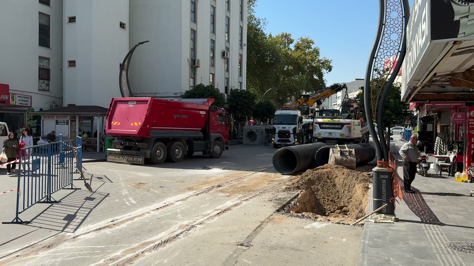 Çınaraltı Meydanı'nda altyapı için yapılan kazı çalışması