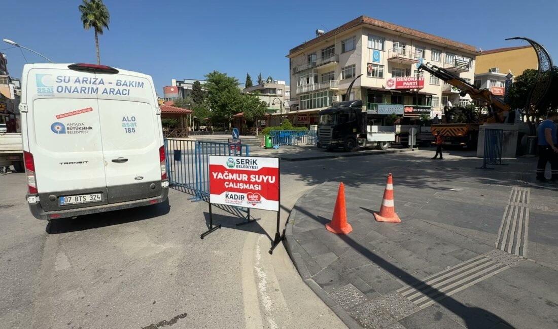 Serik Belediyesi, yıllardır su baskınlarıyla anılan Çınaraltı Meydanı'nda yağmur suyu
