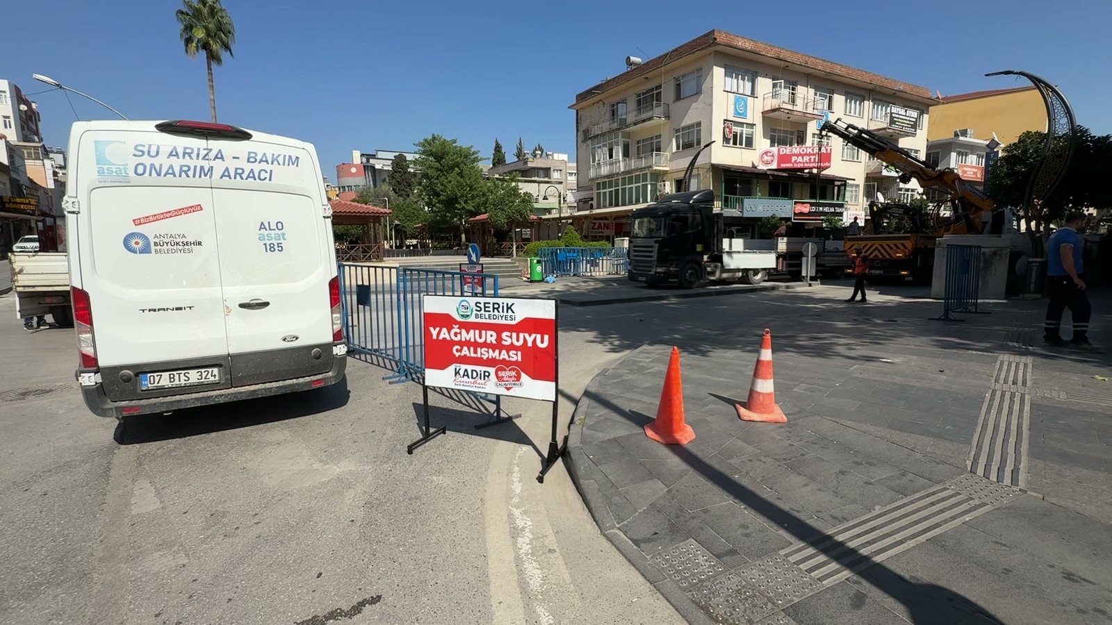 Çınaraltı Meydanı'nda Serik Belediyesi'nin yağmur suyu çalışması tabelası ve çalışma alanı