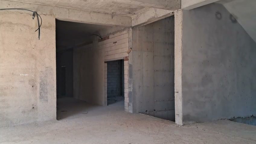 Okul binasının iç kısmında sıvasız beton duvarlar