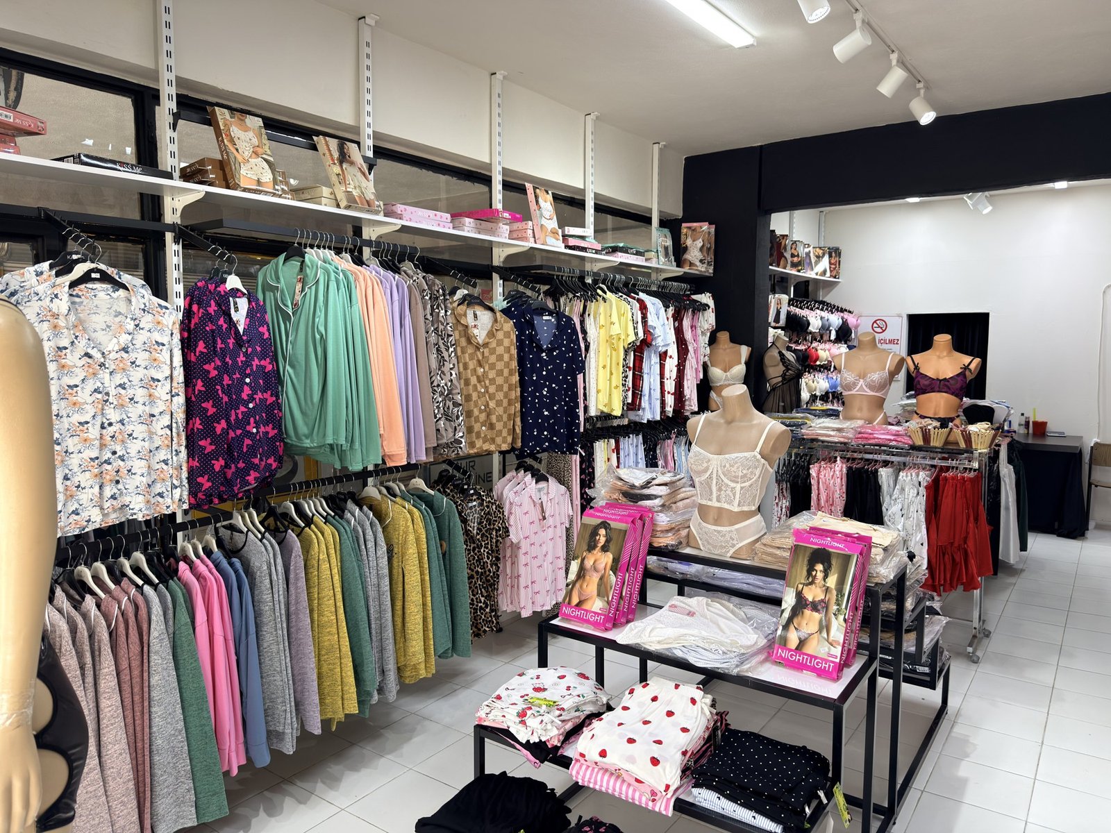 Serik'teki Helen İç Giyim mağazasında pijama takımları ve iç giyim reyonları