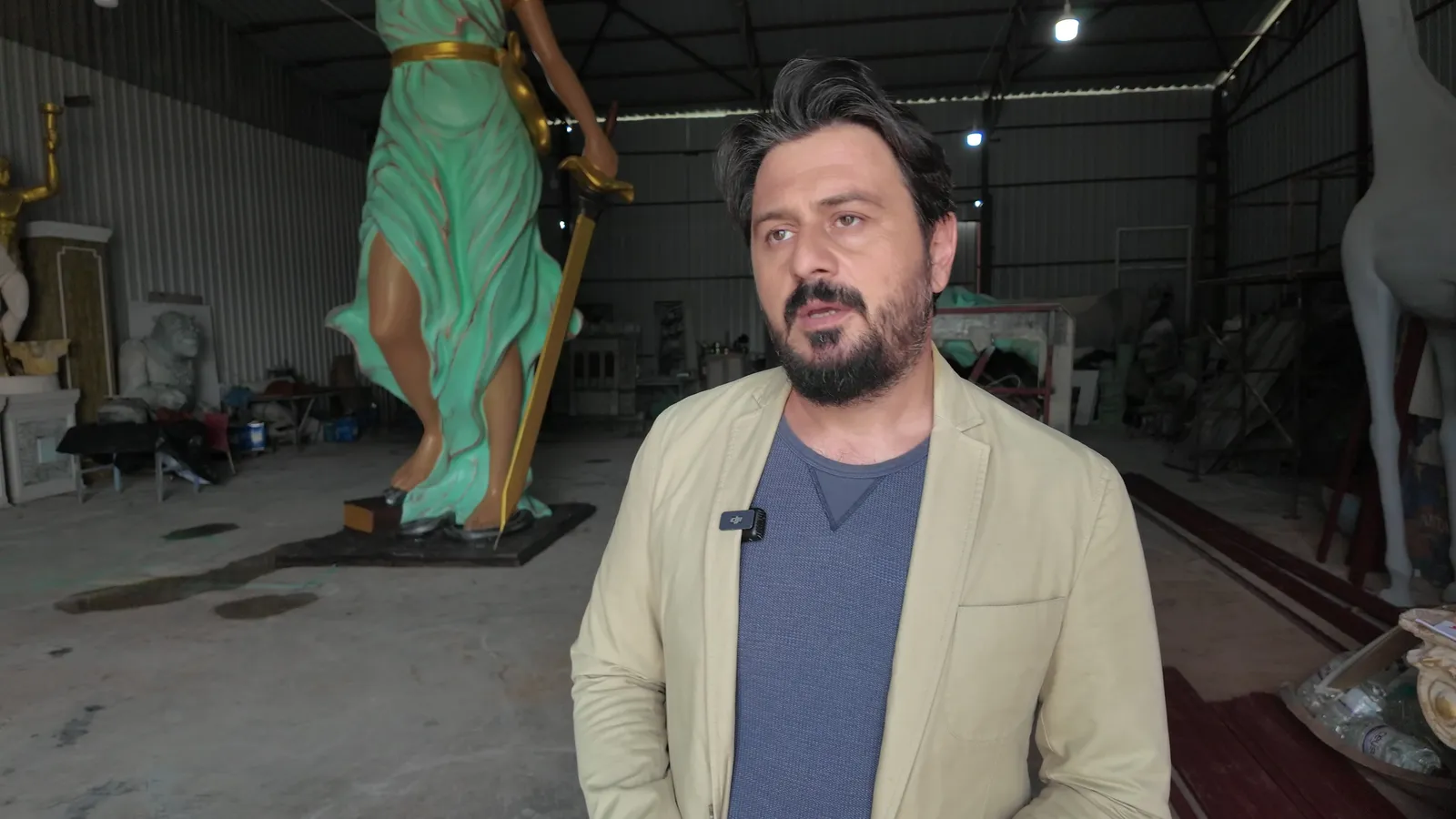 Heykeltıraş Utku Karakurt, Serik'teki atölyesinde çalışmalarını anlattı