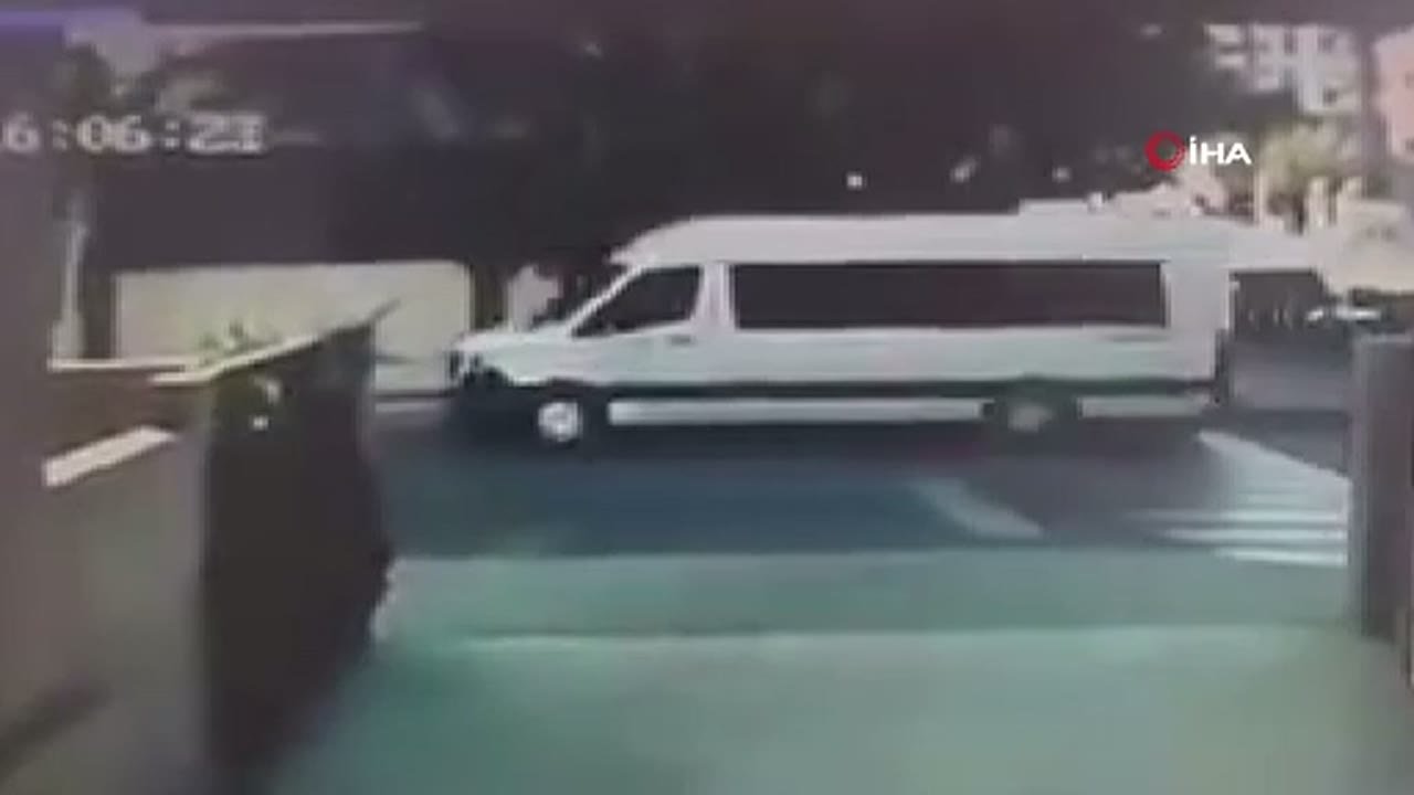 Kazaya karışan servis aracı güvenlik kamerasında