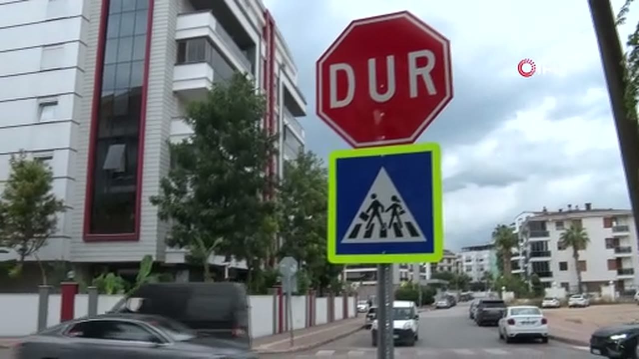 Kazanın yaşandığı caddedeki yaya geçidi