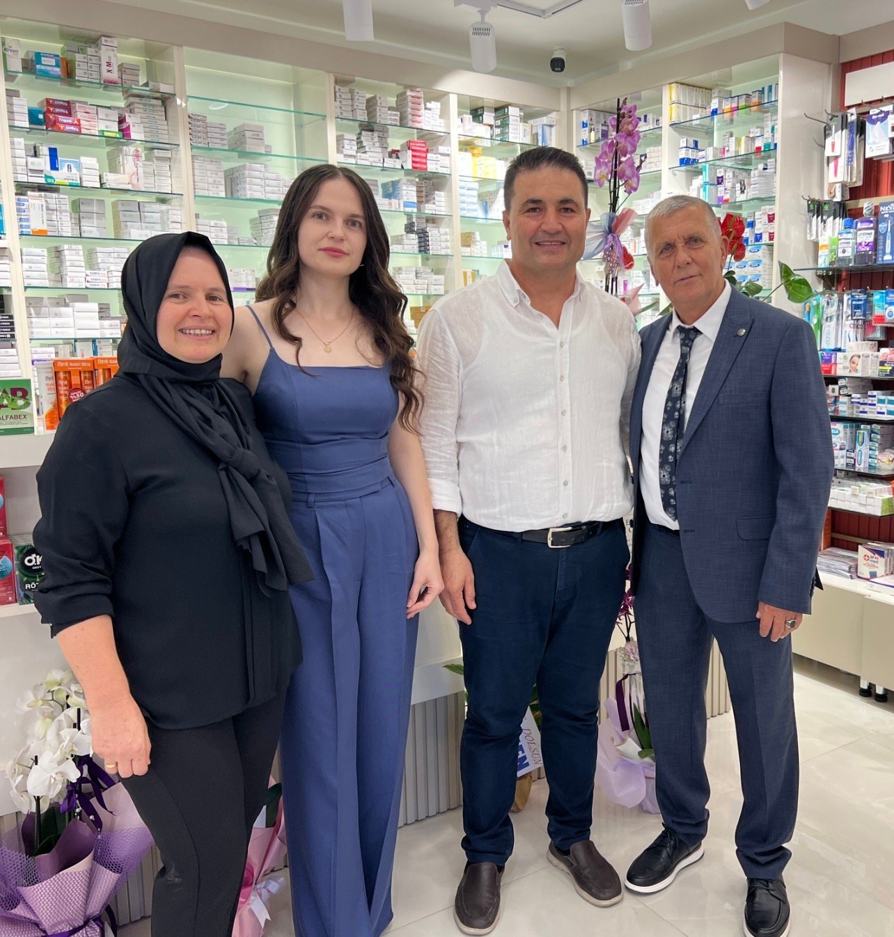 Özdemir Eczanesi'nin açılışında çekilen hatıra fotoğrafı