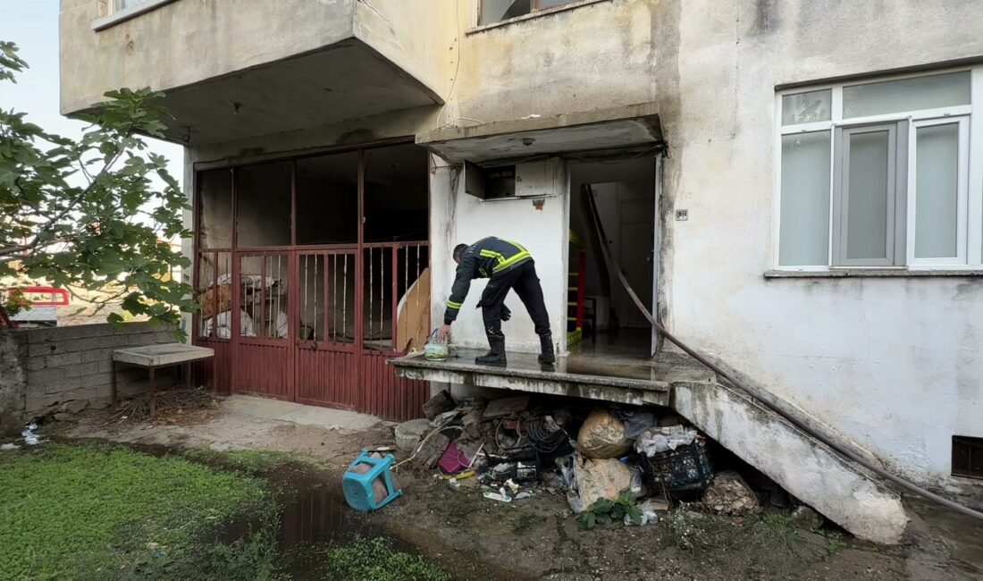 Serik ilçesi Merkez Mahallesi'nde 2 katlı evin çatı katında çıkan