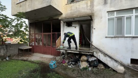 Serik ilçesi Merkez Mahallesi'nde 2 katlı evin çatı katında çıkan