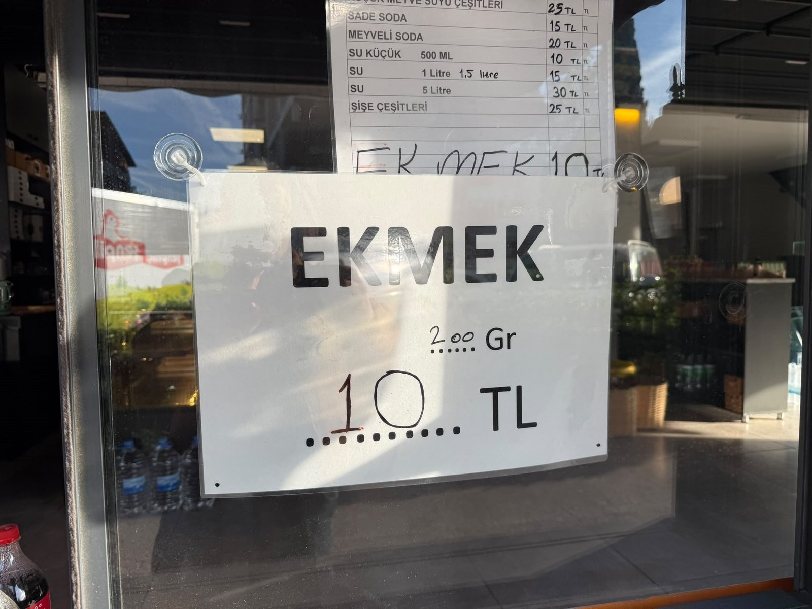 Fırının vitrinindeki 
