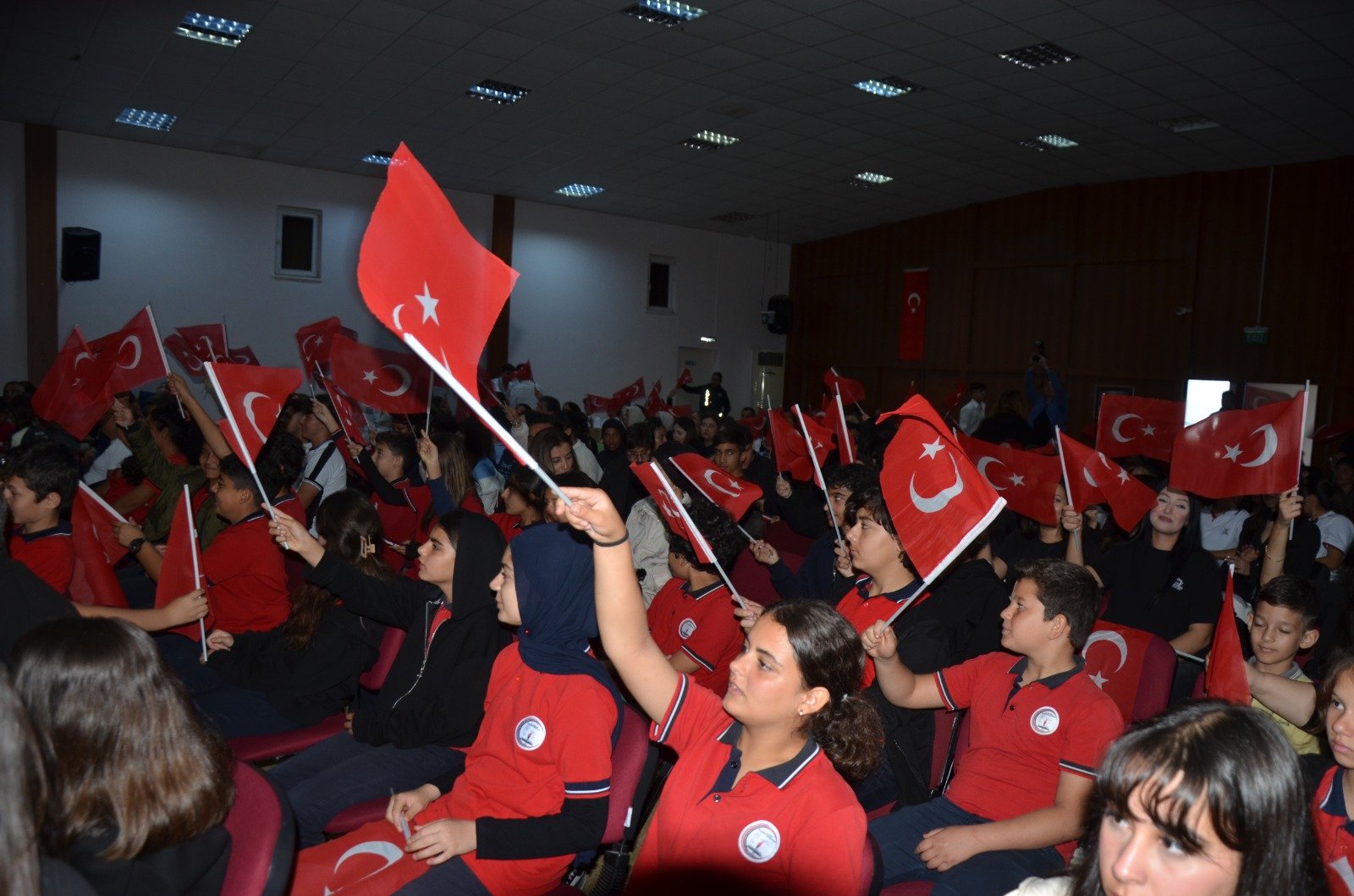 Törene katılan öğrenciler ellerindeki Türk bayraklarını salladı