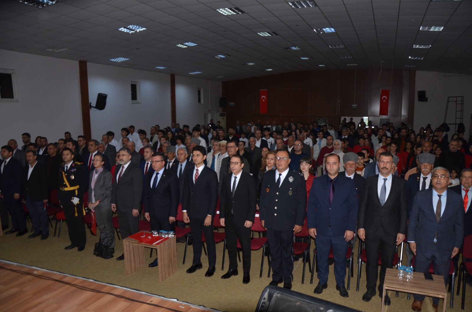 Serik'te 29 Ekim Cumhuriyet Bayramı töreni Serik Kız Anadolu İmam Hatip Lisesi konferans salonunda yapıldı