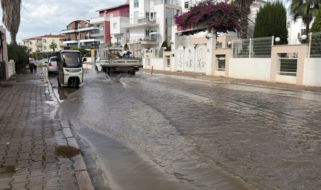 Serik ilçesine bağlı Belek Mahallesi'nde sağanak yağış sonrası Deveci Caddesi