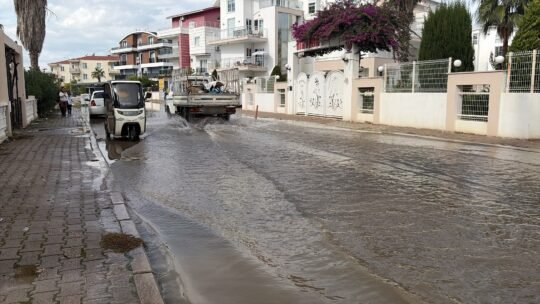 Serik ilçesine bağlı Belek Mahallesi'nde sağanak yağış sonrası Deveci Caddesi