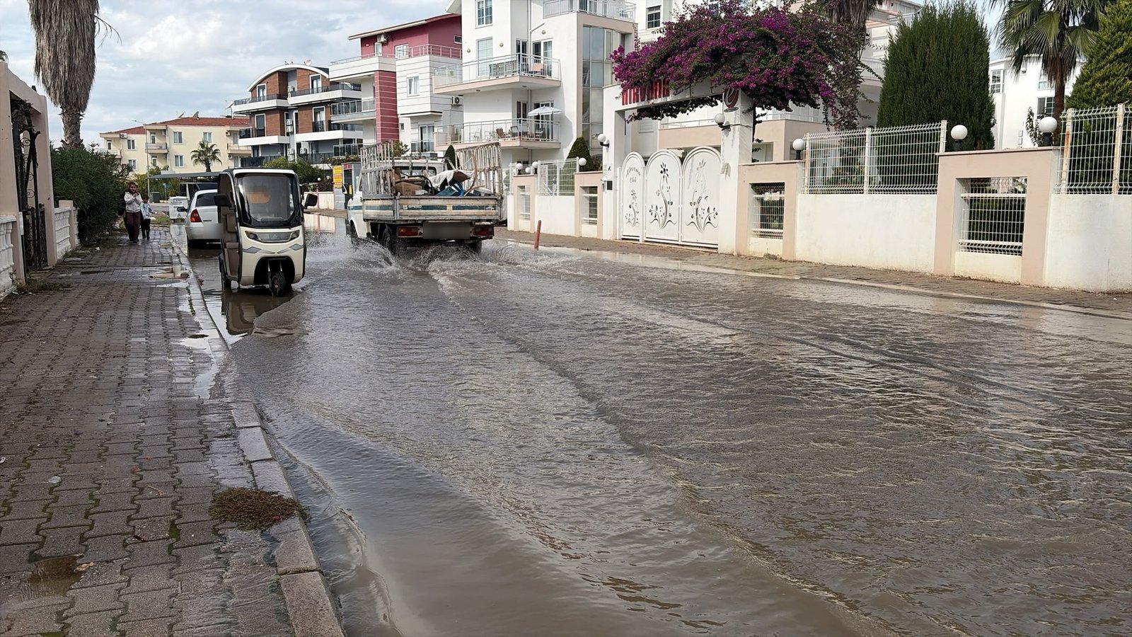 Serik ilçesine bağlı Belek Mahallesi'ndeki Deveci Caddesi, sağanak yağışın ardından su altında kaldı