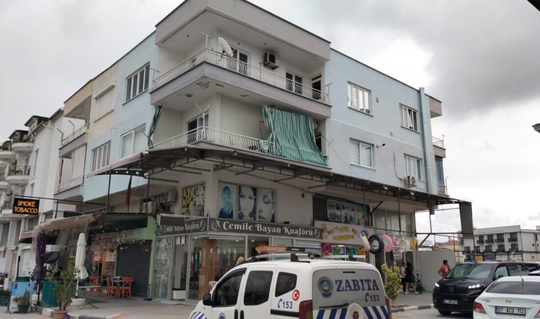 Serik ilçesine bağlı Belek'te kedileriyle yalnız yaşayan 40 yaşındaki Gamze