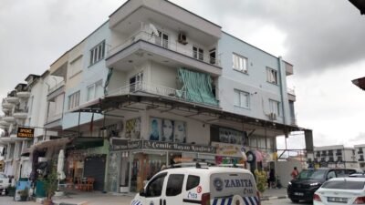 Serik ilçesine bağlı Belek'te kedileriyle yalnız yaşayan 40 yaşındaki Gamze