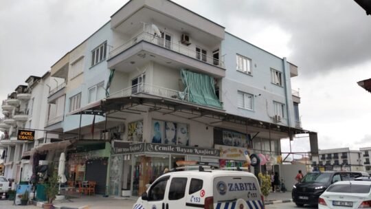 Serik ilçesine bağlı Belek'te kedileriyle yalnız yaşayan 40 yaşındaki Gamze