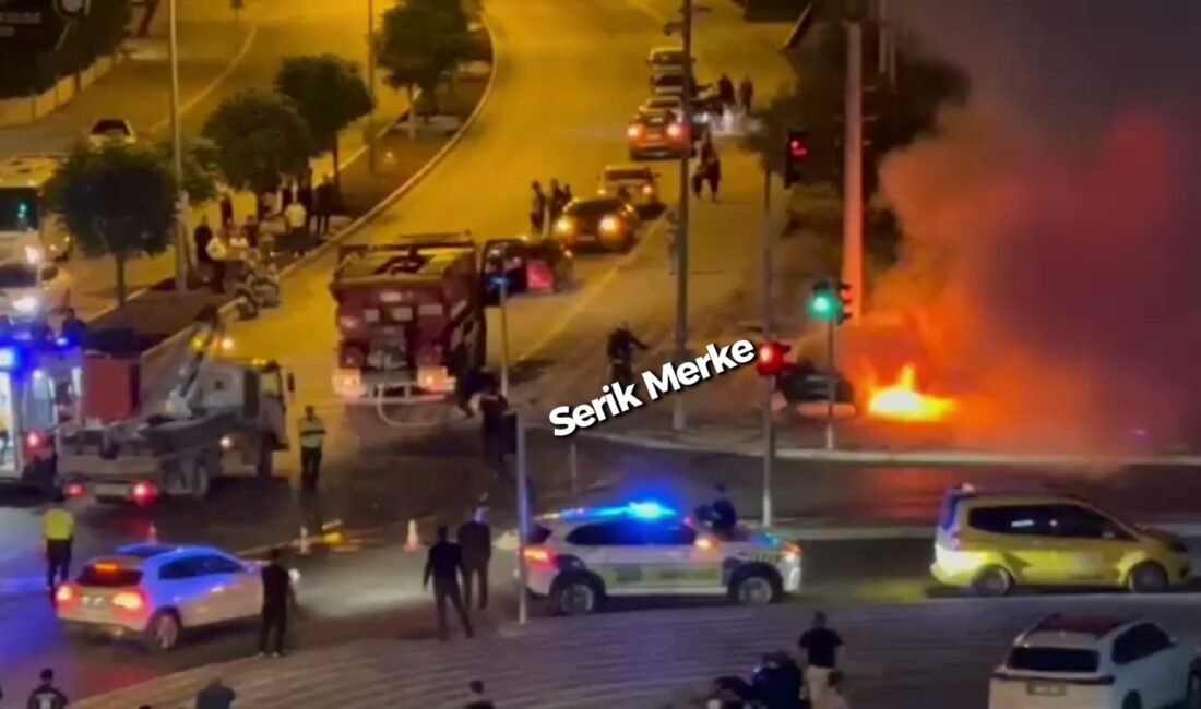 Serik'te Belek Turizm Yolu'ndaki trafik ışıklarında iki otomobil çarpıştı. Araçlardan