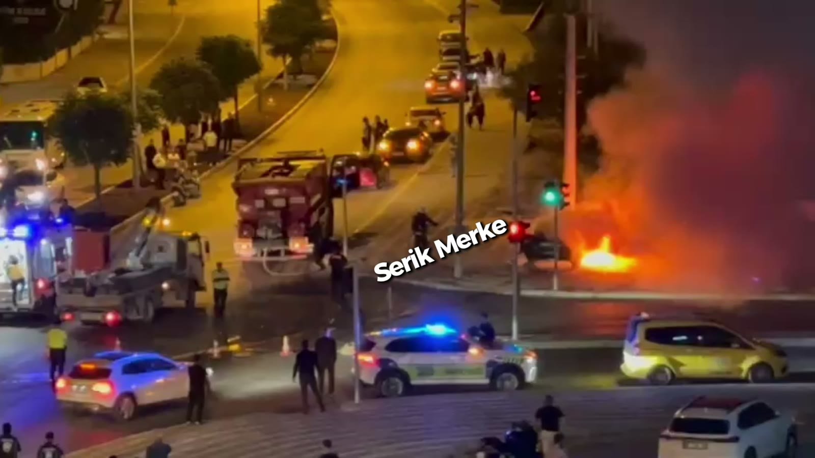 Serik'te Belek Turizm Yolu'ndaki kazada yanan otomobile itfaiye müdahale etti