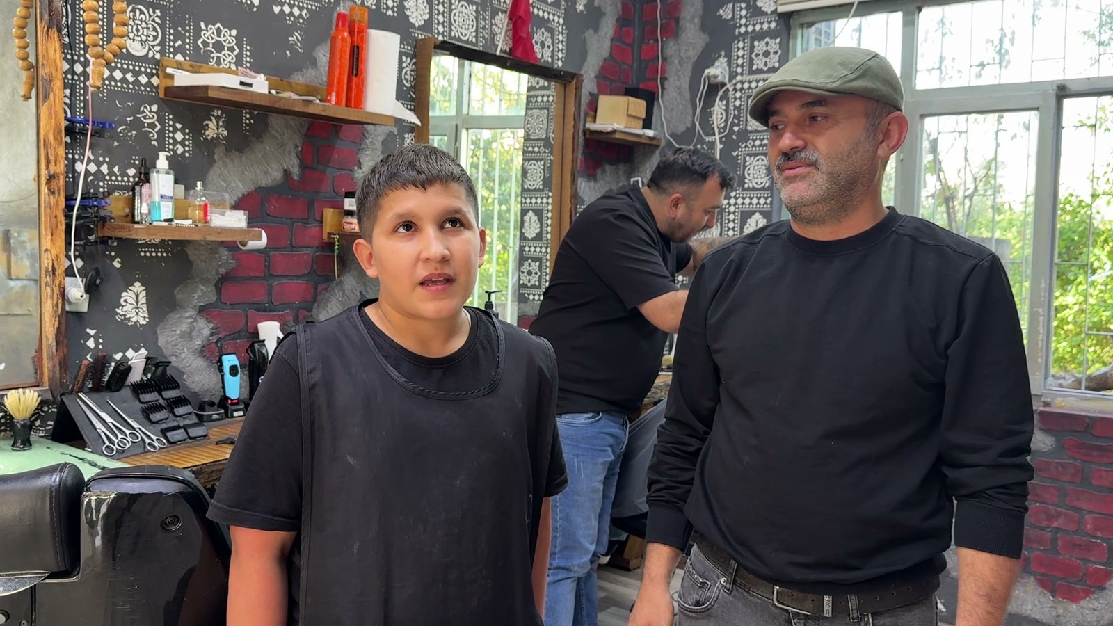 Berber ustası Ömer Kılınç ve çırağı Ali Ekber Şaşa