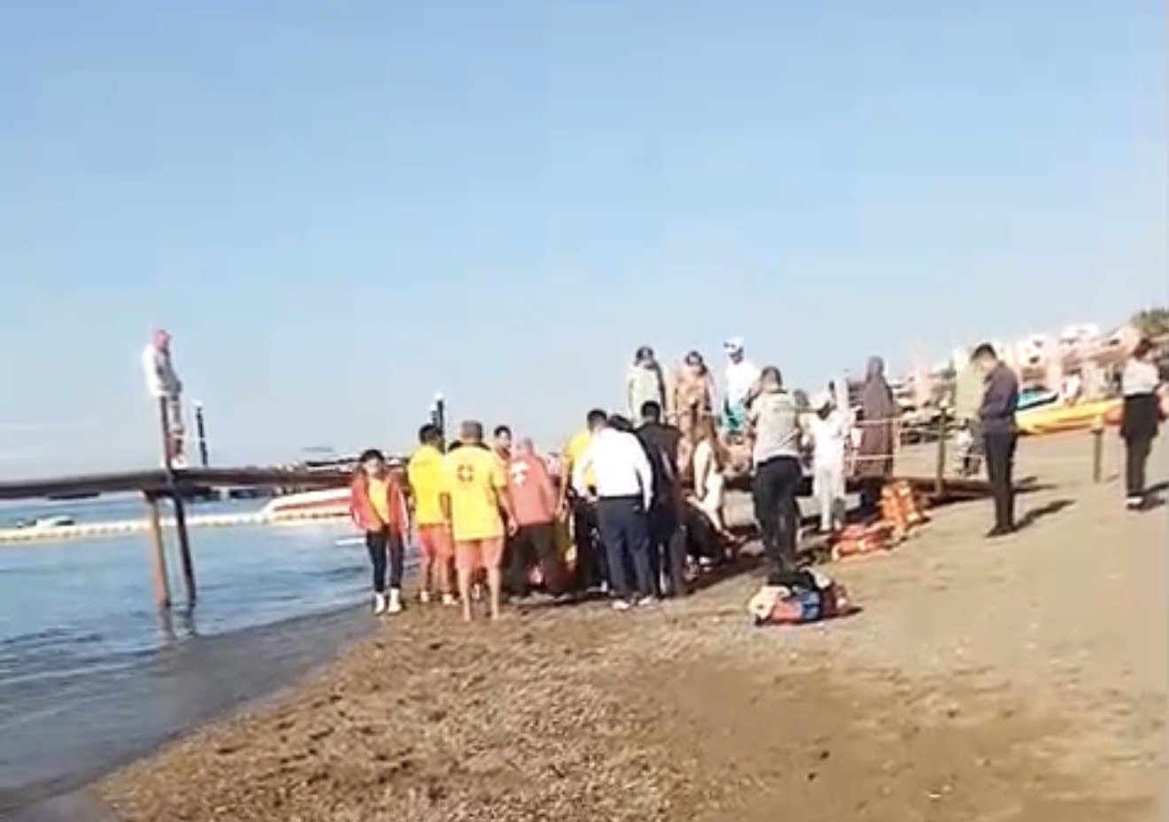 Serik ilçesine bağlı Boğazkent'teki otel sahilinde cankurtaranlar, denizde fenalaşan turiste müdahale etti