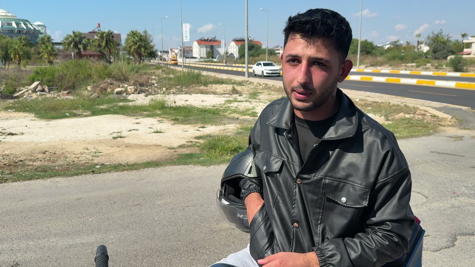 Parası yola savrulan restoran çalışanı Emre Demir