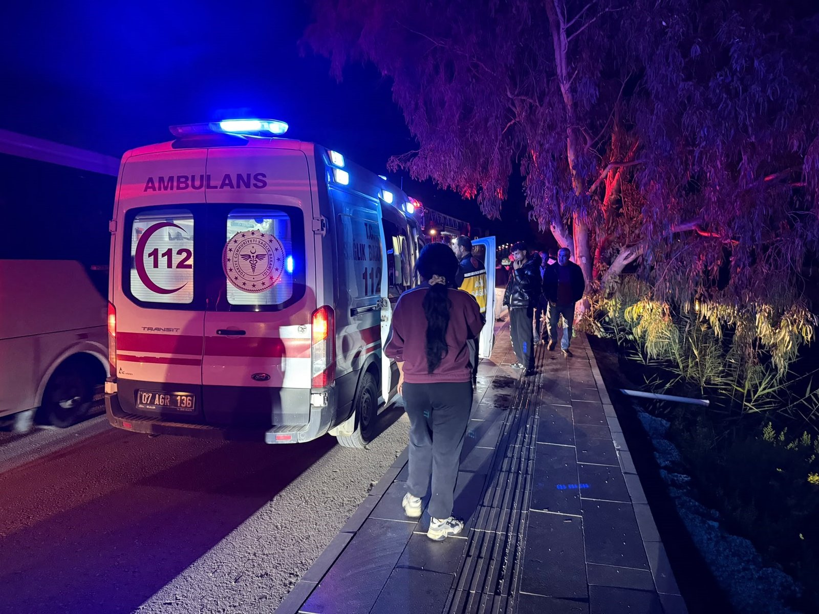 Yaralanan sürücü, olay yerindeki ilk müdahalenin ardından ambulansla hastaneye kaldırıldı