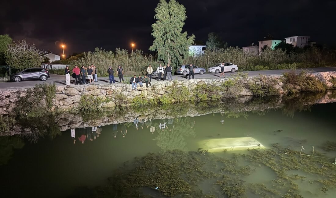 Serik ilçesine bağlı Boğazkent Mahallesi'nde sulama kanalına düşen hafif ticari