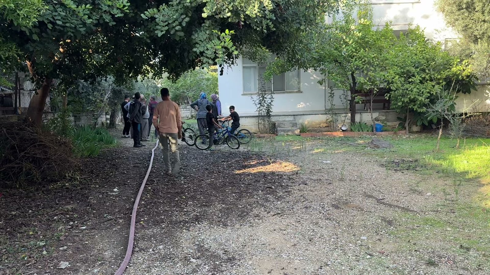 İtfaiye ekipleri, alevlerin evin diğer bölümlerine sıçramasını önledi